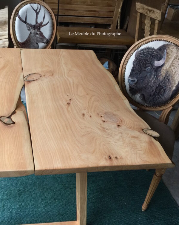Table en bois massif artisanale et chaises médaillon bison cerf. Décoration originale chalet, hiver, naturelle.