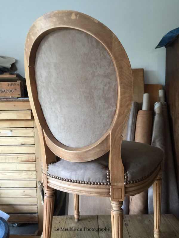 Chaise médaillon beige à l'atelier. artisanat tapissier d'ameublement en Bretagne. France.