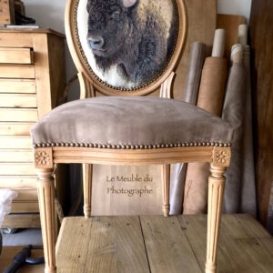 chaise médaillon Louis XV ancienne retapissée tissu beige et tête bison imprimée. Atelier tapissier d'ameublement en Bretagne.