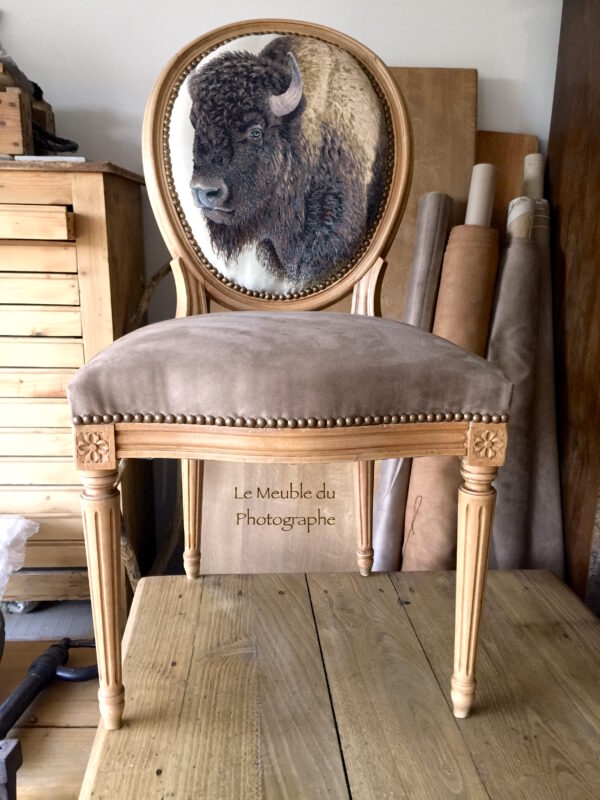 chaise médaillon Louis XV ancienne retapissée tissu beige et tête bison imprimée. Atelier tapissier d'ameublement en Bretagne.