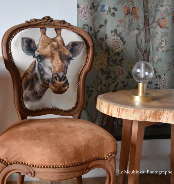 Chaise médaillon ancienne XIXe siècle avec tissu moderne girafe et uni noisette. clous tapissiers. Style cabinet de curiosités.