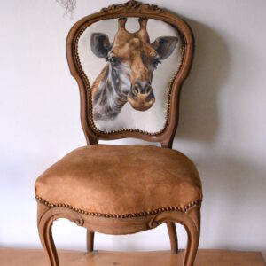 chaise médaillon ancienne, tapissée girafe et tissu marron noisette, clous tapissier. Artisanat français.