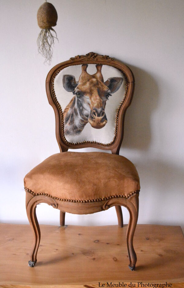 chaise médaillon ancienne, tapissée girafe et tissu marron noisette, clous tapissier. Artisanat français.