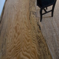 Planche de bois brut forme arbre: frêne olivier massif pour bureau sur mesure. Fabrication artisanale française.