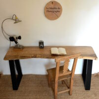 bureau avec planche bois brut forme arbre en frêne massif fabriqué sur mesure. Artisanat français et bois local de Bretagne.