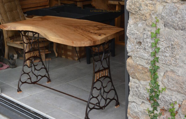 Bureau avec planche de bois massif en frêne vitrifié et pieds machine à coudre Pfaff. Fabrication artisanale. atelier Bretagne.