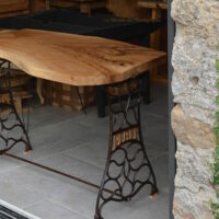 Bureau avec planche de bois massif en frêne vitrifié et pieds machine à coudre Pfaff. Fabrication artisanale. atelier Bretagne.