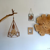 Une déco murale originale et naturelle tout en bois; fabrication artisanale avec un rondin de bois et un lampadaire branche d'arbre.