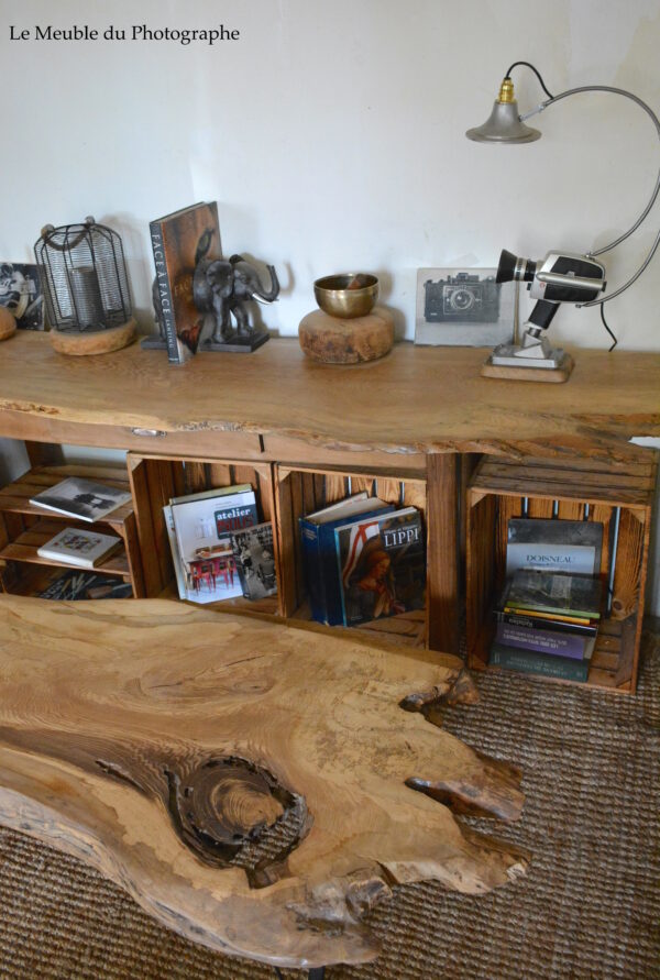 déco de salon bois original avec table basse en planche de bois, console en bois massif et caisses à pommes.