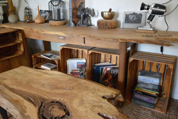 Table basse et console en bois de frêne naturel dans un salon 100% bois.
