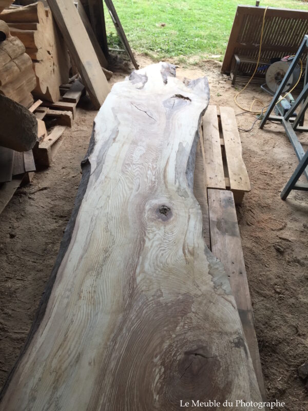 Fabrication de mobilier bois naturel non linéaire en France à partir de planches d'arbre. Atelier artisan.