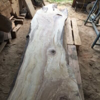 Fabrication de mobilier bois naturel non linéaire en France à partir de planches d'arbre. Atelier artisan.
