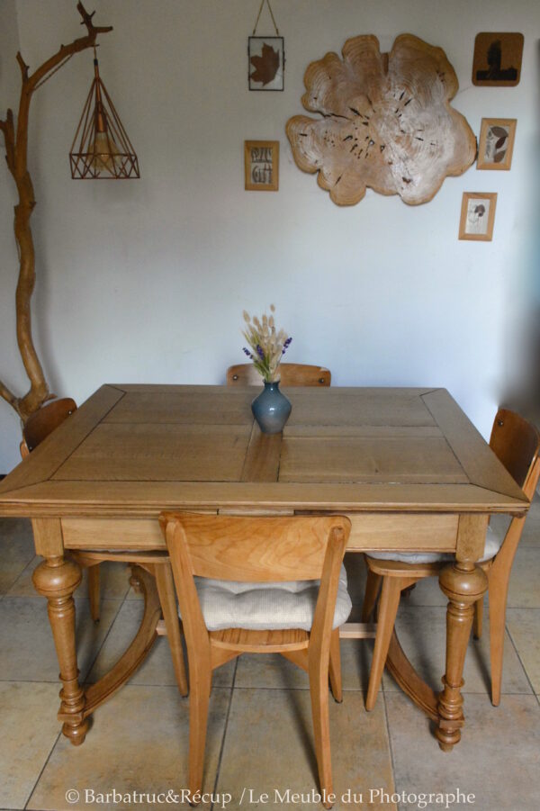 Salle a manger tout en bois vintage. un rondin de bois en applique murale, une lampe ou lampadaire en branche d'arbre.