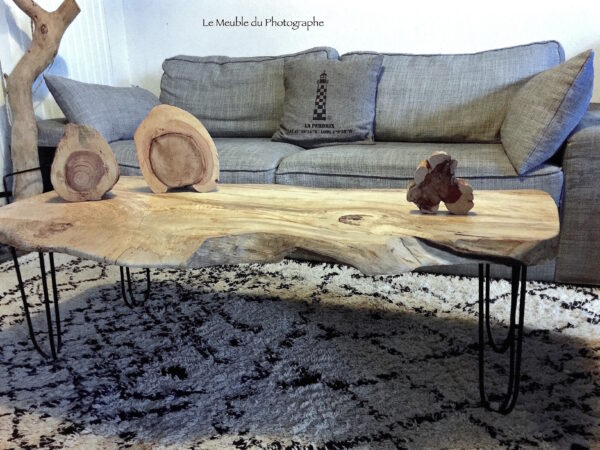 table basse en planche de bois naturelle sur pieds métal peint en noir avec déco bois
