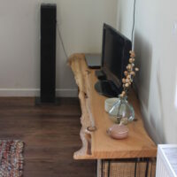 meuble tv original en planche de bois 2 mètres fabriqué sur mesure par artisan en Bretagne;