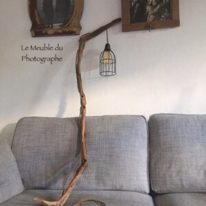 grande lampe en branche de bois à poser contre un mur