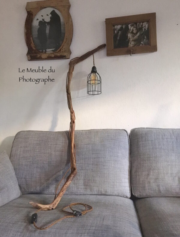 grande lampe en branche de bois à poser contre un mur
