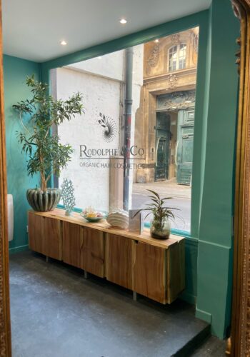Un buffet en enfilade en bois massif fabriqué sur mesure. Paris, artisan français. Meuble de rangement de métier.