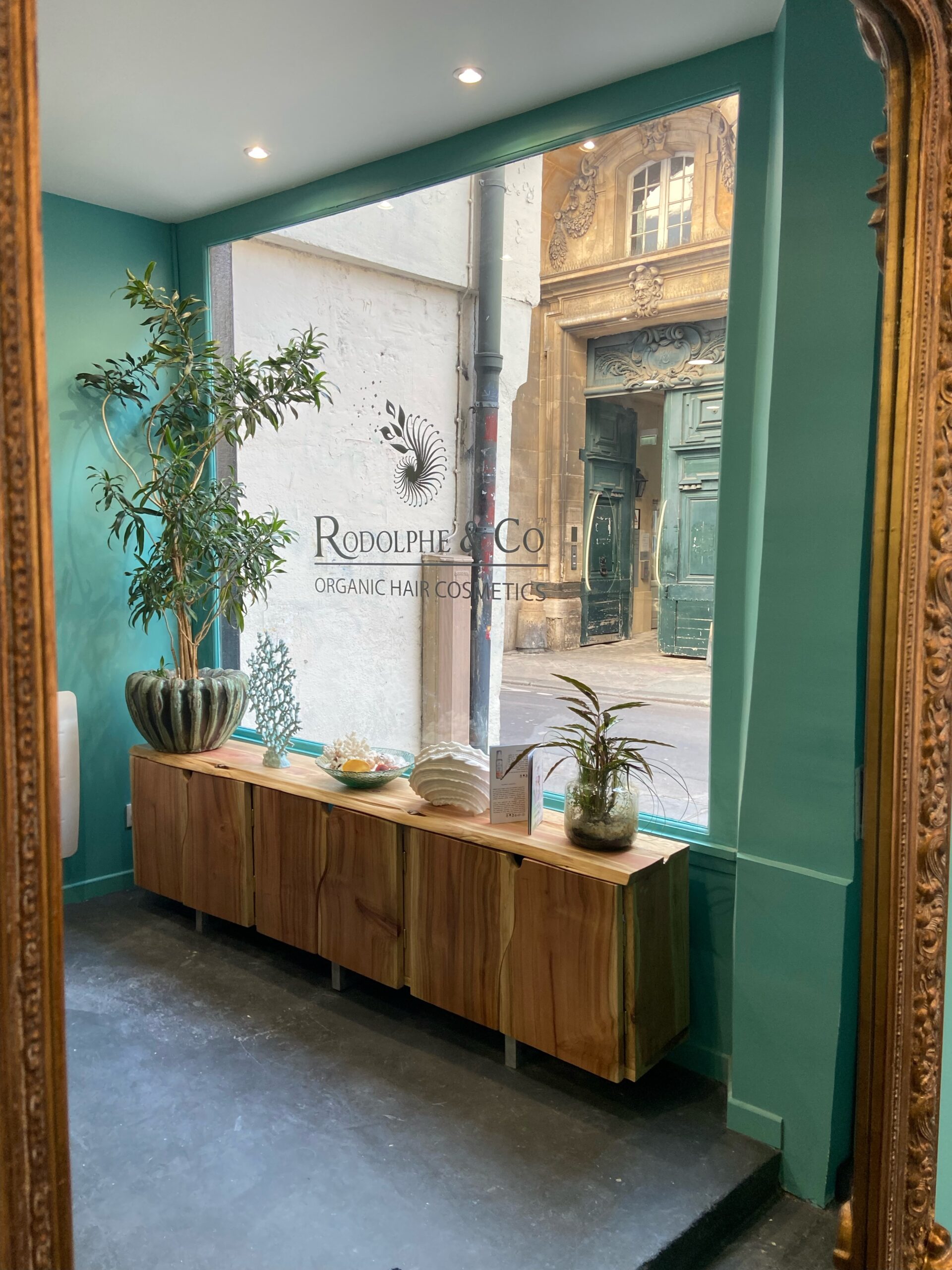 Un buffet en enfilade en bois massif fabriqué sur mesure. Paris, artisan français. Meuble de métier. Coiffeur