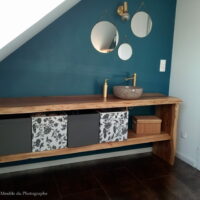 Long meuble sous vasque pour salle de bain, en bois massif, planches de sequoia sur mesure