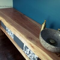 grand plateau de meuble vasque simple ou double pour salle de bain en bois massif en sequoia sur mesure. Artisan français. Bretagne.