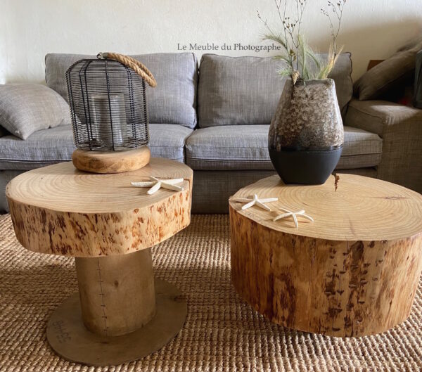 Tables basses rondin pin 50 cm originales et assorties dans un salon nature. Artisan made in France
