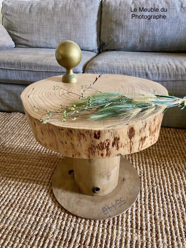 table basse rondin de bois pin sur bobine de câble sncf en bois. Décoration orignale, bout de canapé ou chevet.