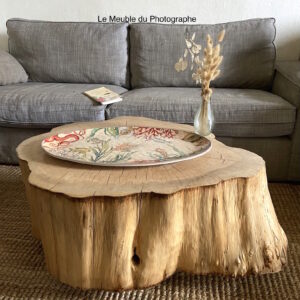 salon avec grande table rondin nature pin et déco zen naturel wabi sabi