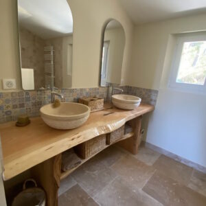 mobilier salle de bain: meuble double vasque en bois massif sur mesure