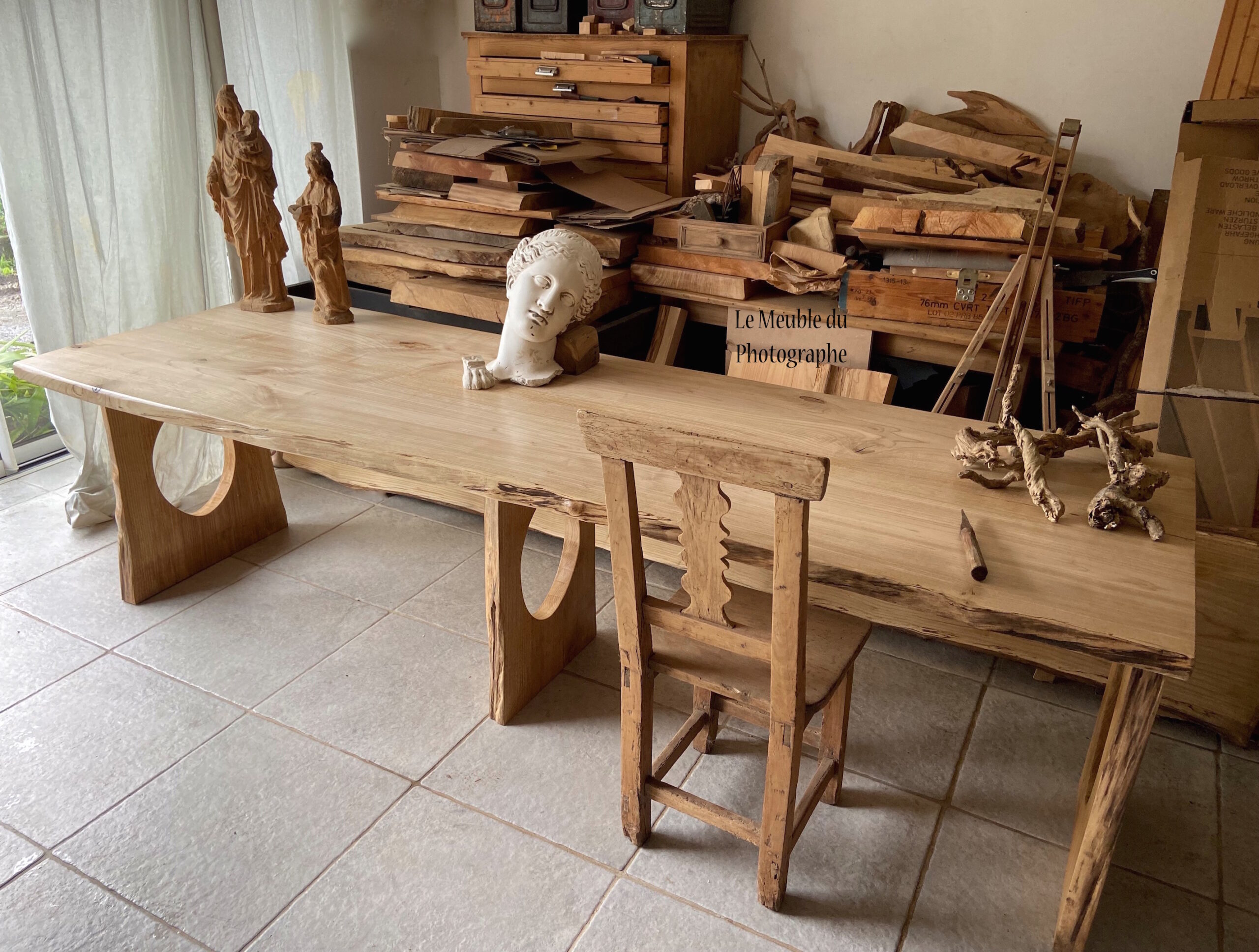 artisan mobilier bois. grande table en bois de châtaignier massif 2m50