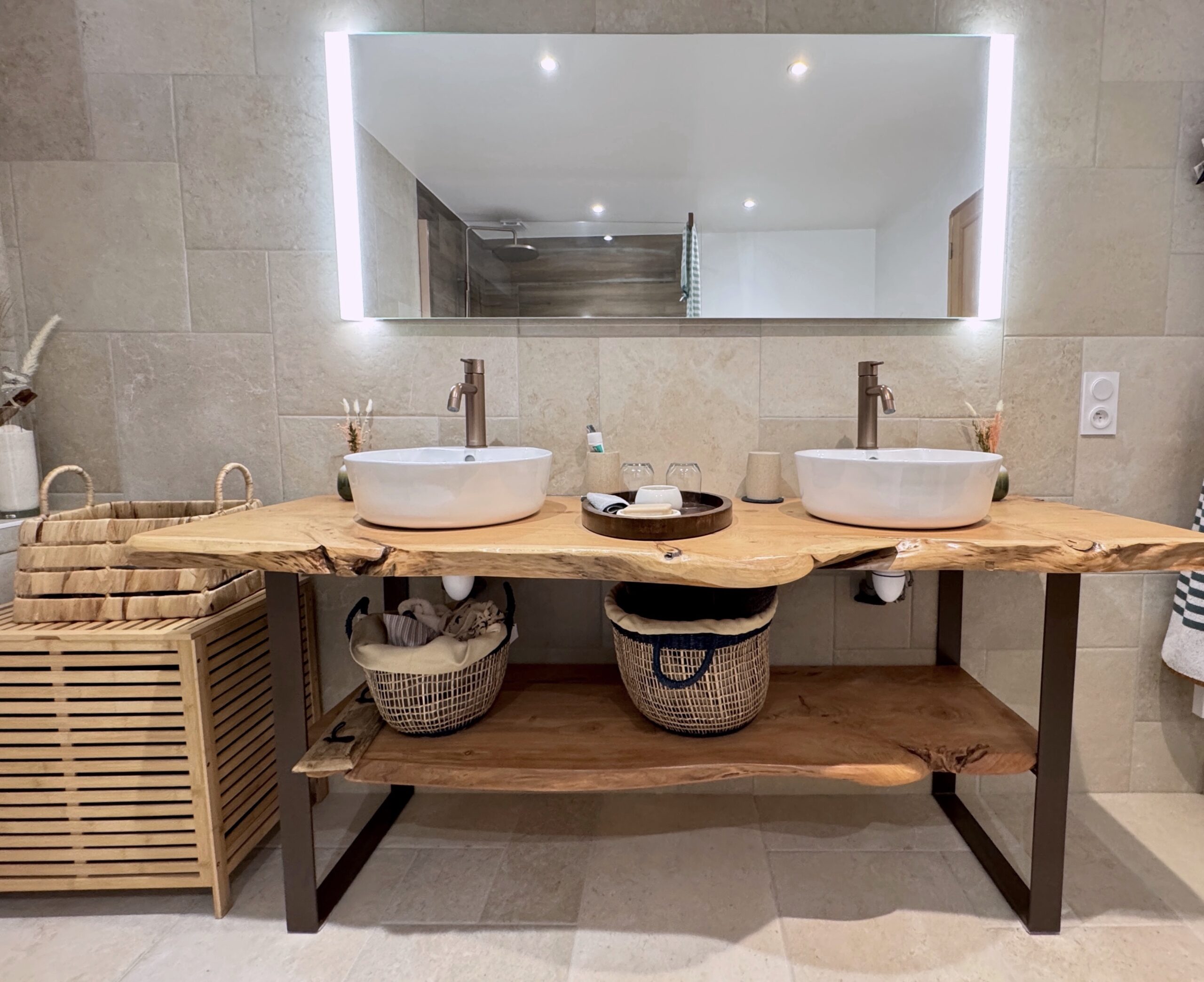 Meuble salle de bain double vasque sur mesure. En bois massif et pieds métal 180cm.