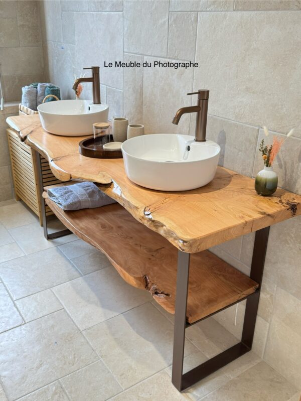 Meuble vasque dans salle de bain en bois brut et pieds métal sur mesure 180cm.