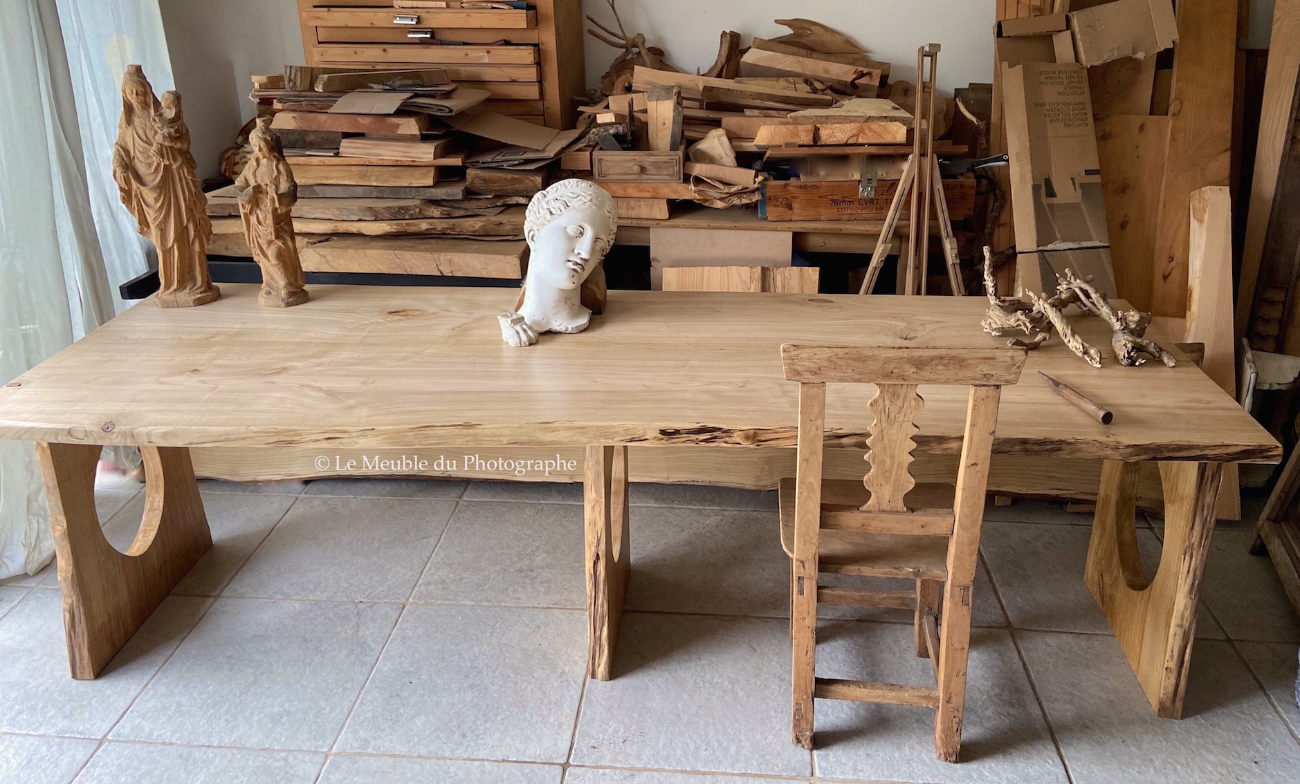 Table d'atelier en bois massif, fabrication artisanale.