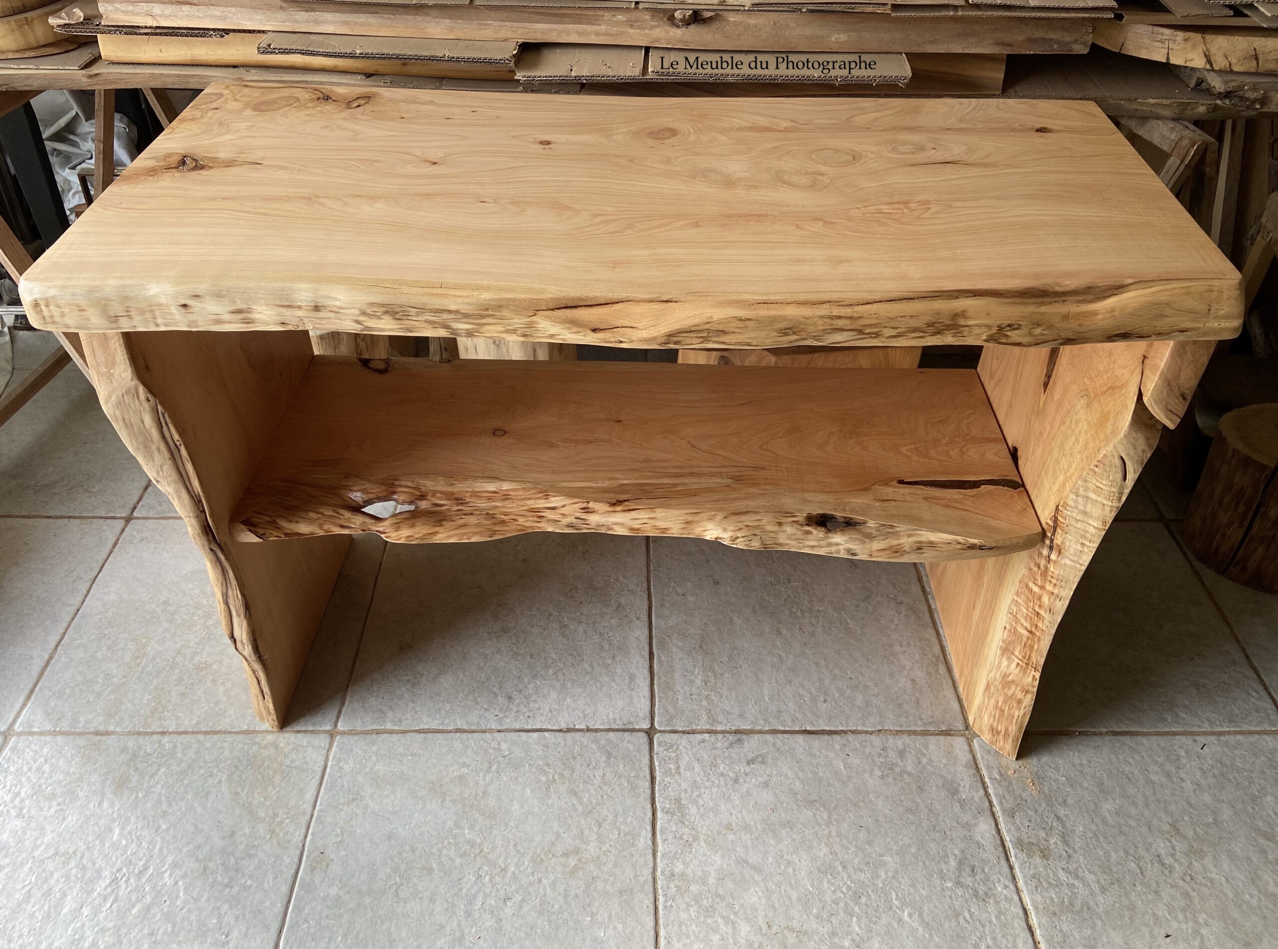 Meuble vasque 140cm en bois massif, forme irrégulière.