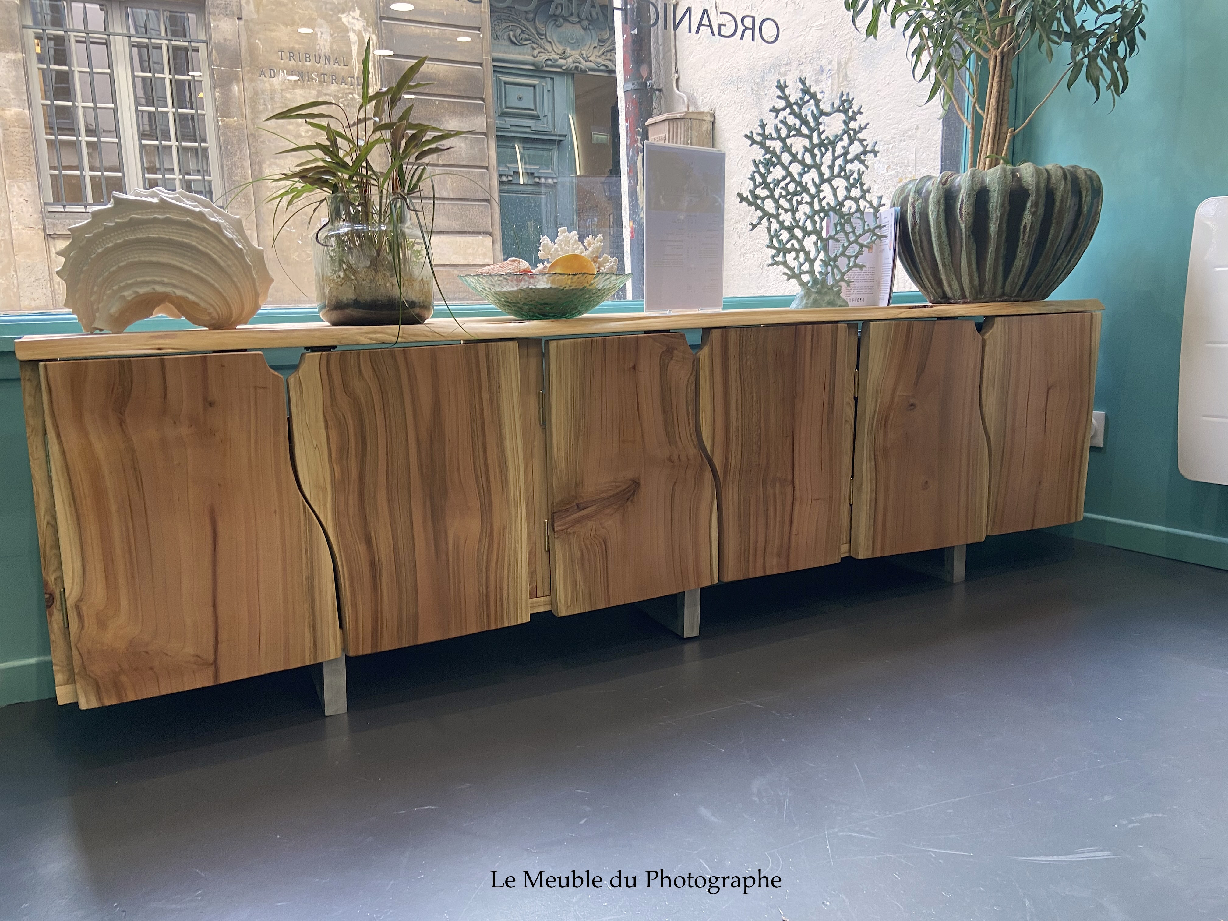 buffet bois sequoia face Meuble de rangement ou buffet long en bois brut massif, forme arbre. Fabrication sur mesure par artisan français avec du bois local: séquoia de Bretagne.