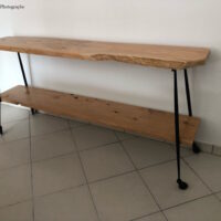Une console en bois massif sur mesure avec deux plateaux de bois brut reposant sur pieds métal vintage. Travail artisanal sur mesure.