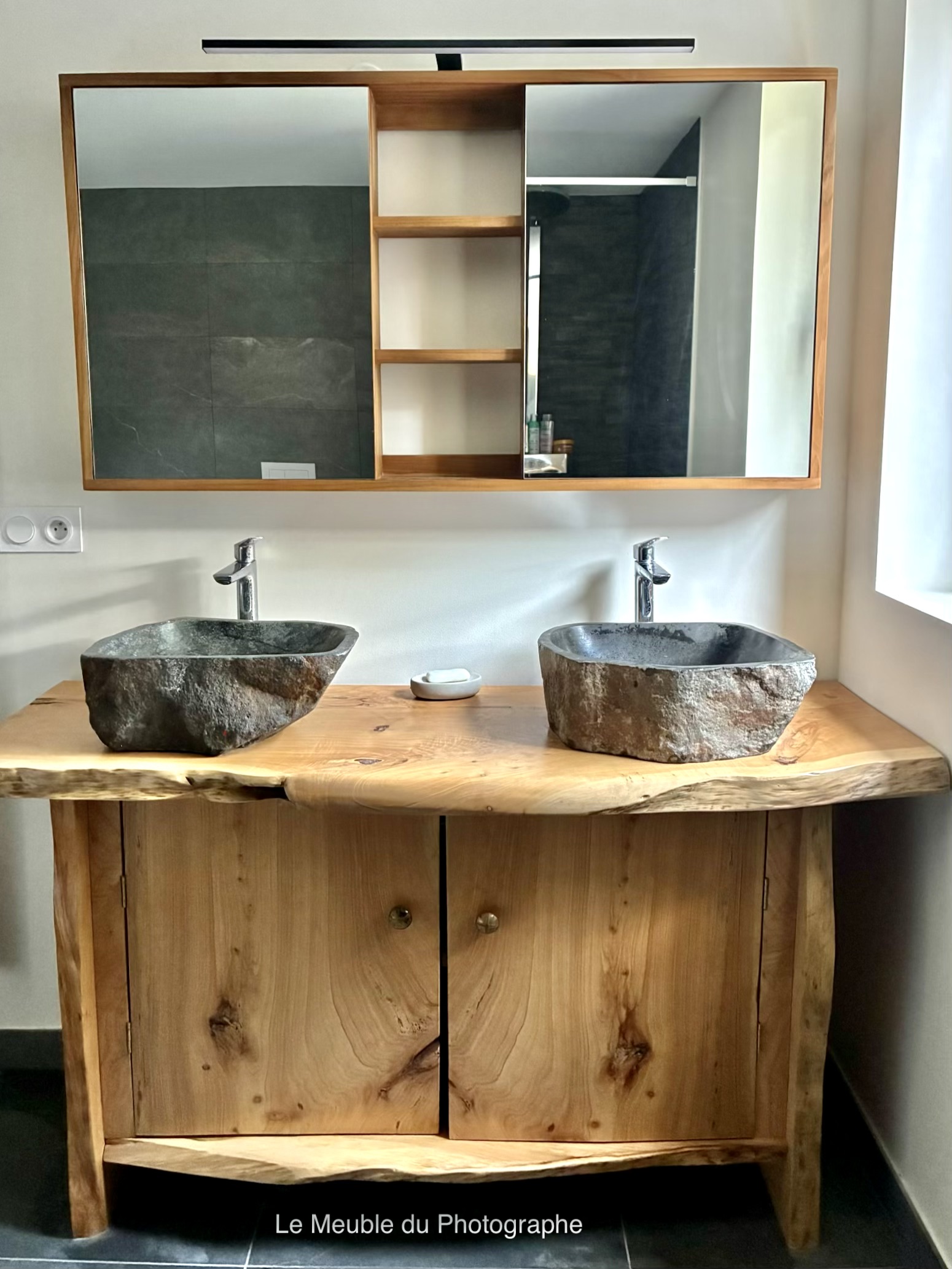meuble bois massif de salle de bain avec portes et vasques