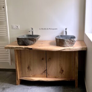 meuble salle de bain bois massif double vasque avec portes.
