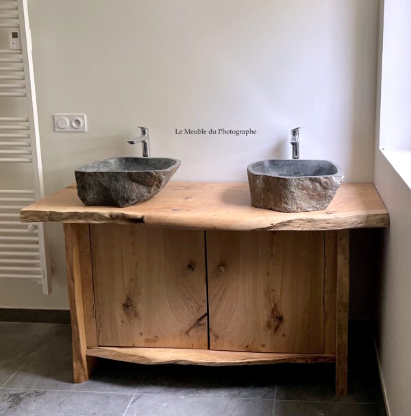 meuble salle de bain bois massif double vasque avec portes.