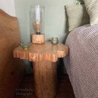 Table de nuit en rondins de bois. Fabrication artisanale avec du bois local de Bretagne. 40cm.