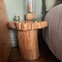 Table rondin de bois pour chevet table de nuit esprit nature. Bois et artisanat local de Bretagne.