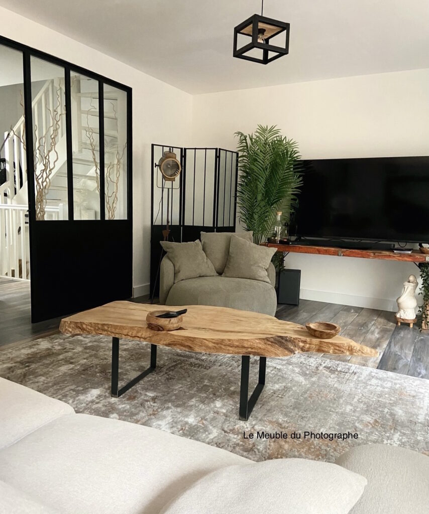 Table basse en bois massif forme arbre sur pieds métal. Fabrication sur mesure.