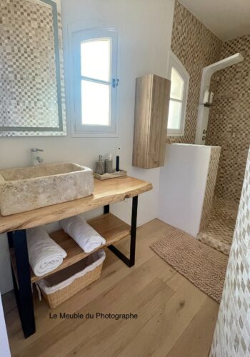 Meuble salle de bain en bois naturel brut et pieds métal