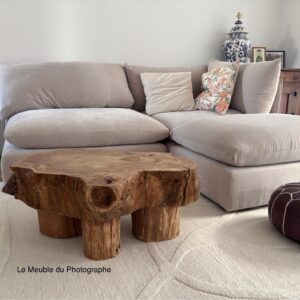 Grande table basse en rondin de chêne 80cm dans un salon. Fabriqué en France.