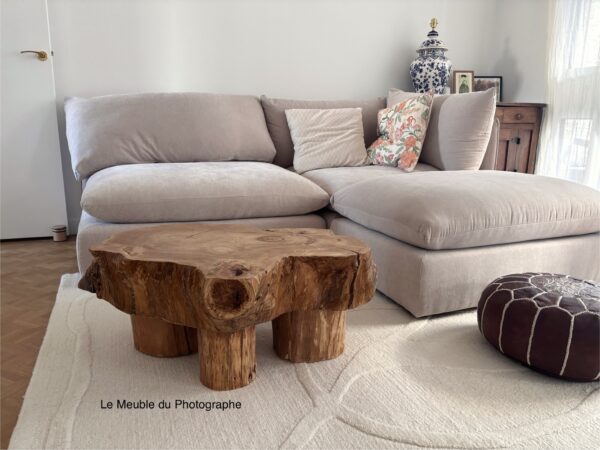 Grande table basse en rondin de chêne 80cm dans un salon. Fabriqué en France.