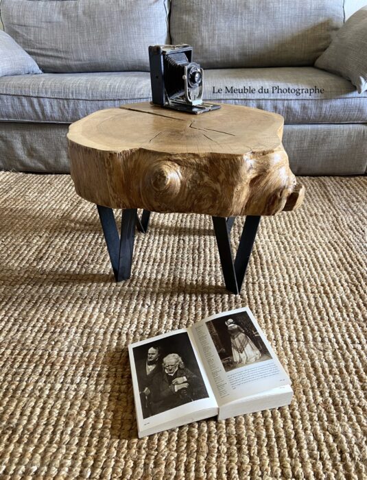 Table basse en rondin de bois: chêne massif 60cm. Montée sur pieds métal acier.