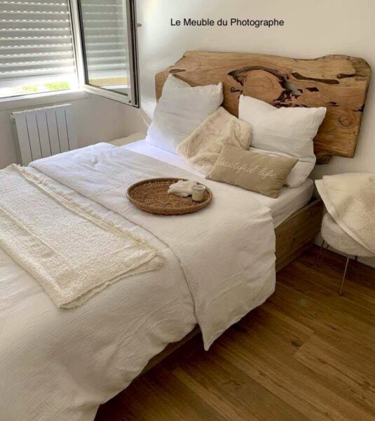 Tête de lit en bois brut massif fabriquée en France. Forme naturelle et sur mesure.