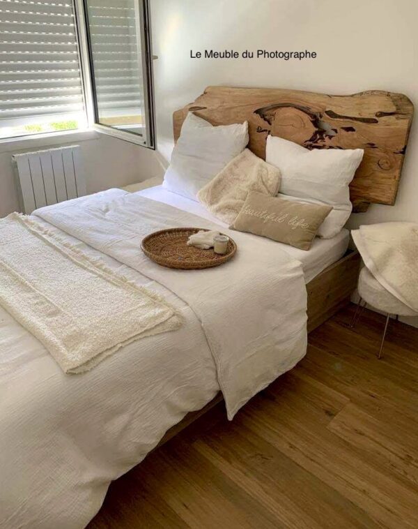 Tête de lit en bois brut massif fabriquée en France. Forme naturelle et sur mesure.