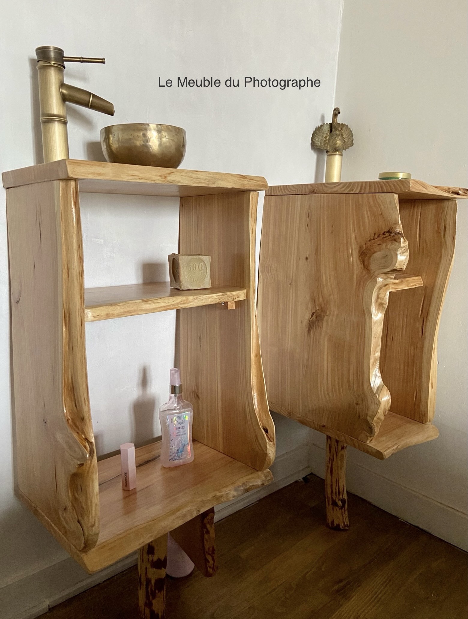 Des petits meuble-vasques de toilettes dits lave-mains ou rince-mains en bois massif . Fabriqués sur mesure artisanalement en France.
