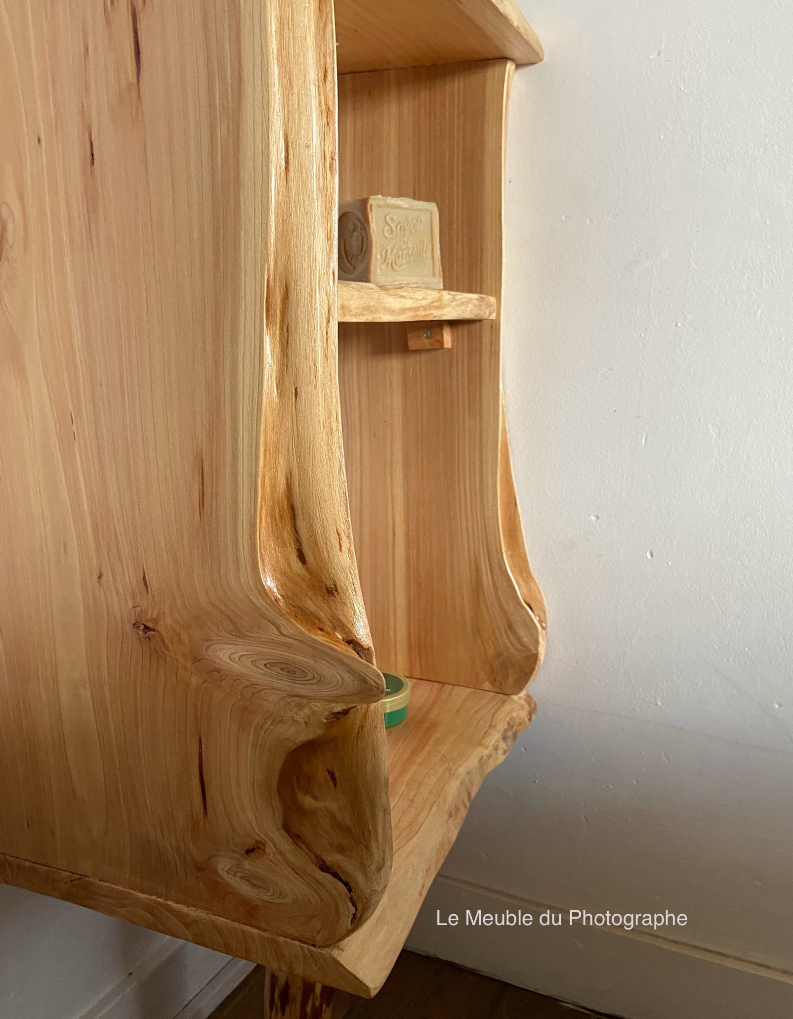 petit meuble lave-mains en bois pour toilettes. Forme arbre